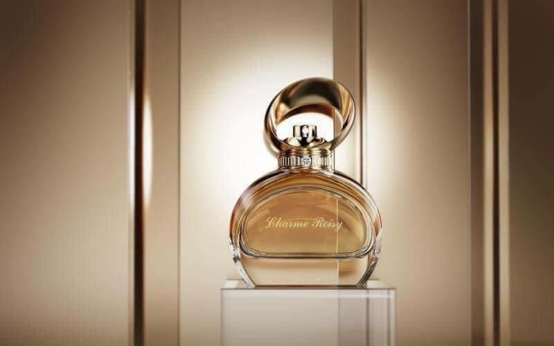 Thiết kế chai cực đẹp với nắp bằng kim loại nặng tay ánh vàng