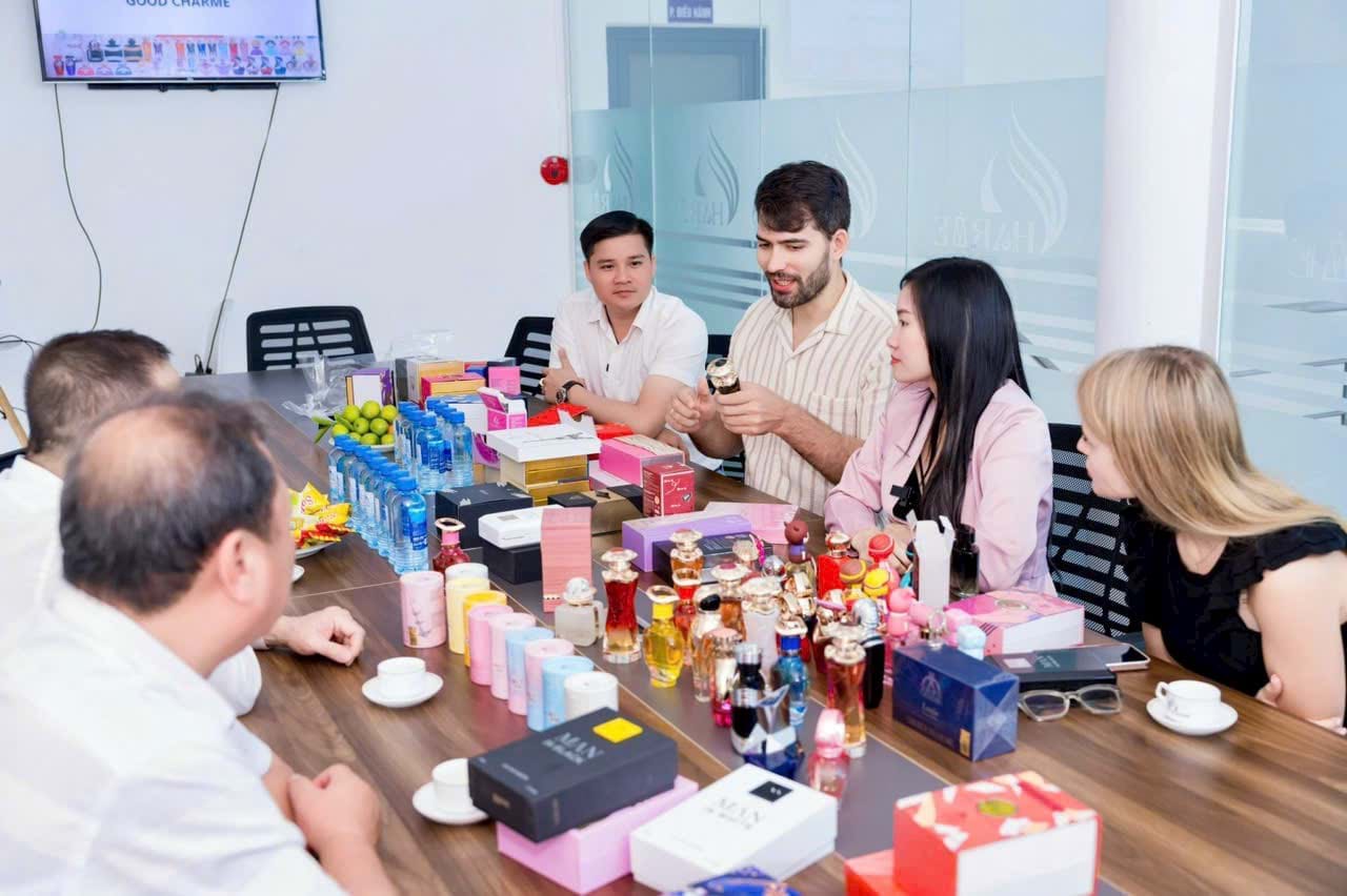 Đoàn đến nhà máy kiểm tra nước hoa GOODCHARME trước khi xuất khẩu sang Nga.
