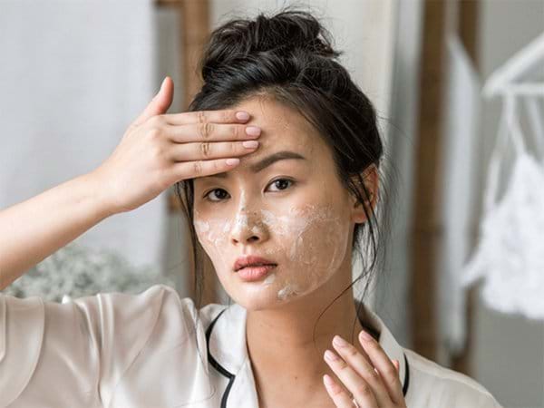 Không muốn lỗ chân lông to làm xấu cả gương mặt, chị em nhớ bỏ ngay mấy thói quen này