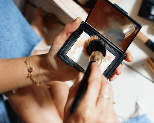 Tại sao bận rộn nên chọn phấn nước?