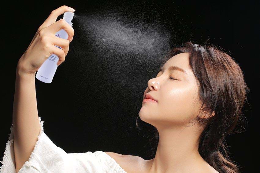 Nên xịt khoáng trước khi đi ngủ hay sau khi ngủ dậy?