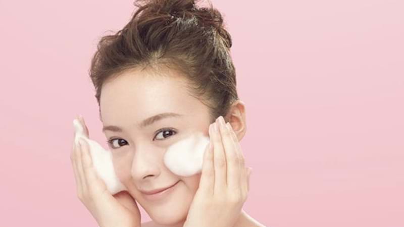 Học cách rửa mặt đúng cách cho làn da đẹp như sao Hàn