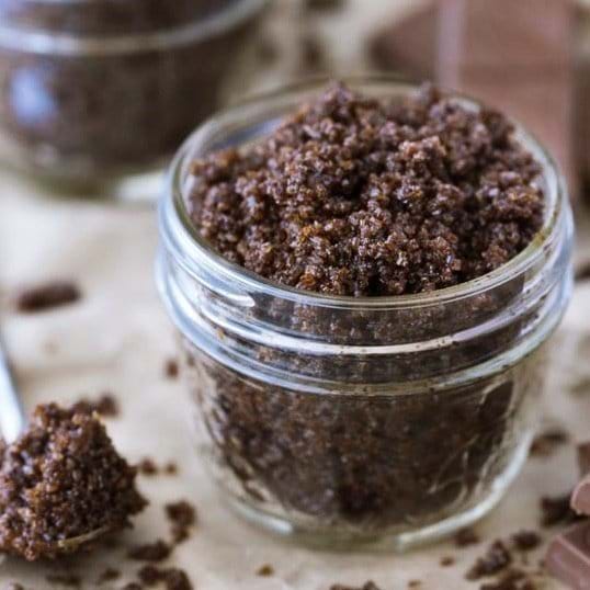 4 Cách tẩy tế bào chết môi tại nhà từ những nguyên liệu có ngay trong bếp!