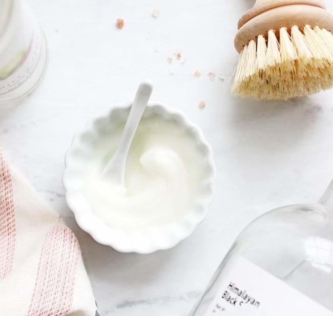 4 Cách tẩy tế bào chết môi tại nhà từ những nguyên liệu có ngay trong bếp!