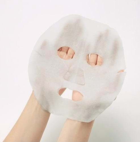 Đắp mặt nạ giấy dưỡng da cũng là cả một nghệ thuật